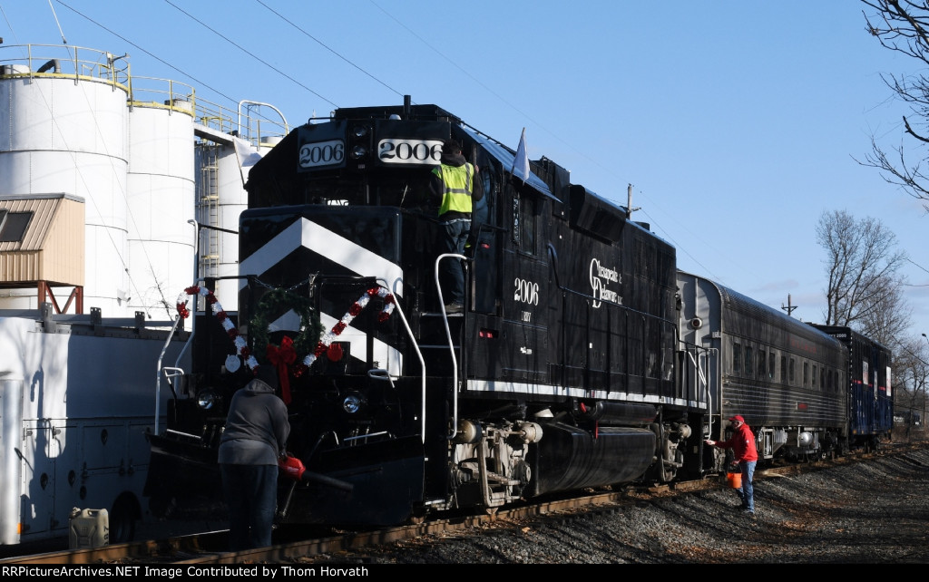 DDRV 2006 gets spiffed up before starting its "Toys for Tots" run